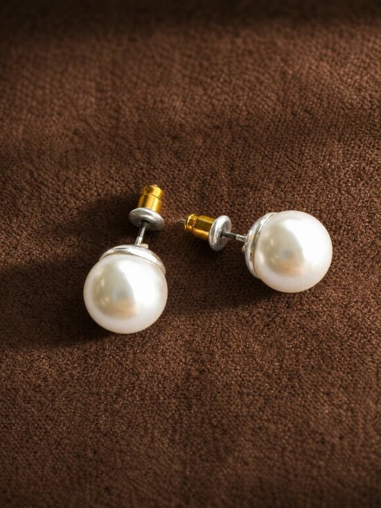 Jewelry - Pearl stud earrings
